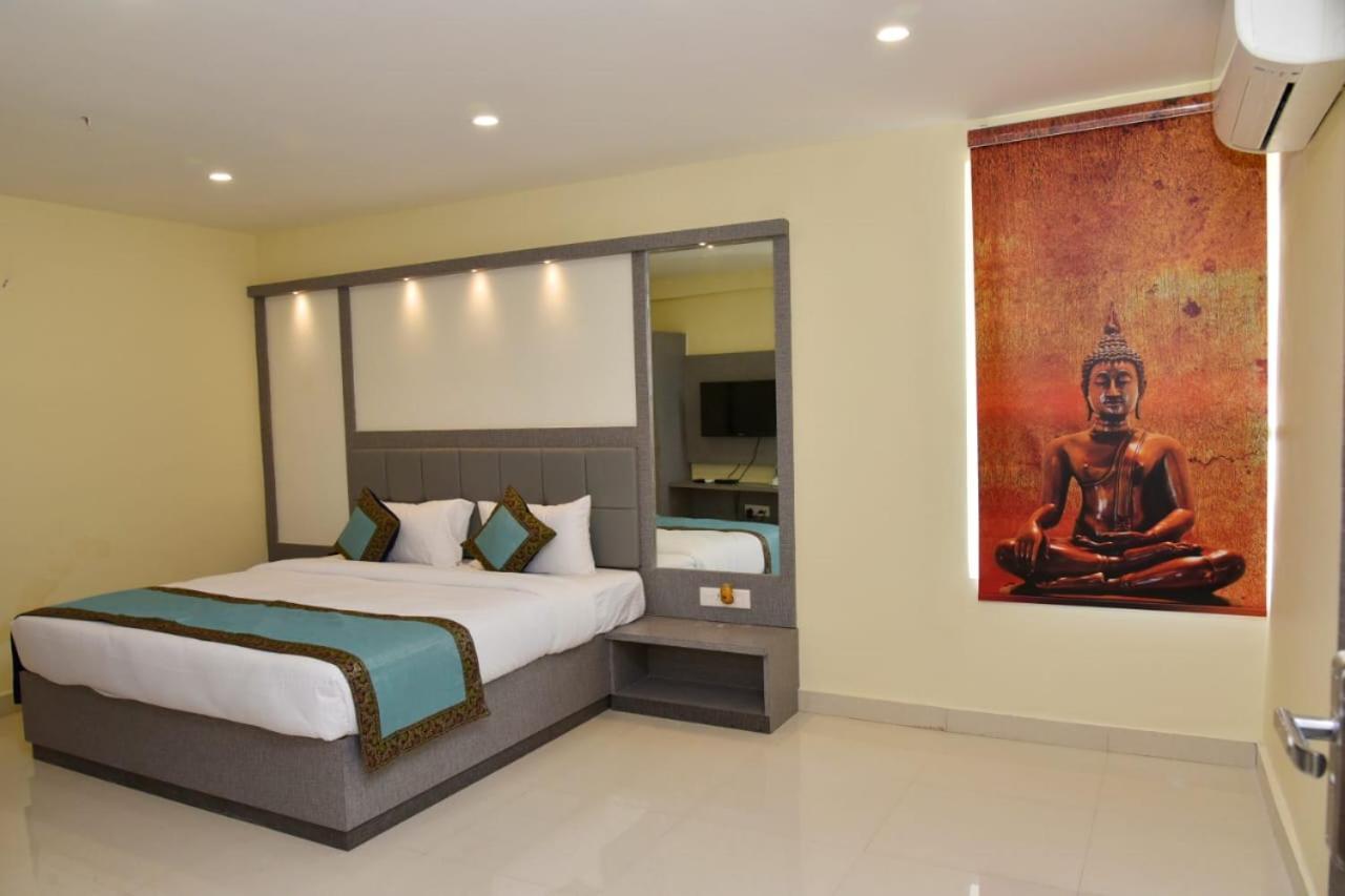 Hotel Tridev Grand Varanasi Exterior photo