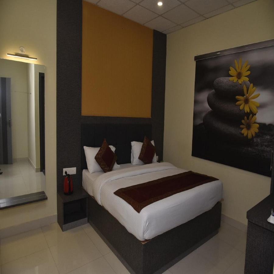 Hotel Tridev Grand Varanasi Exterior photo