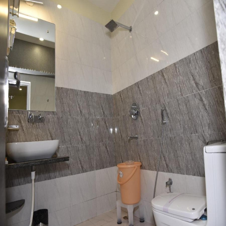 Hotel Tridev Grand Varanasi Exterior photo