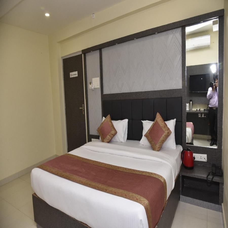 Hotel Tridev Grand Varanasi Exterior photo